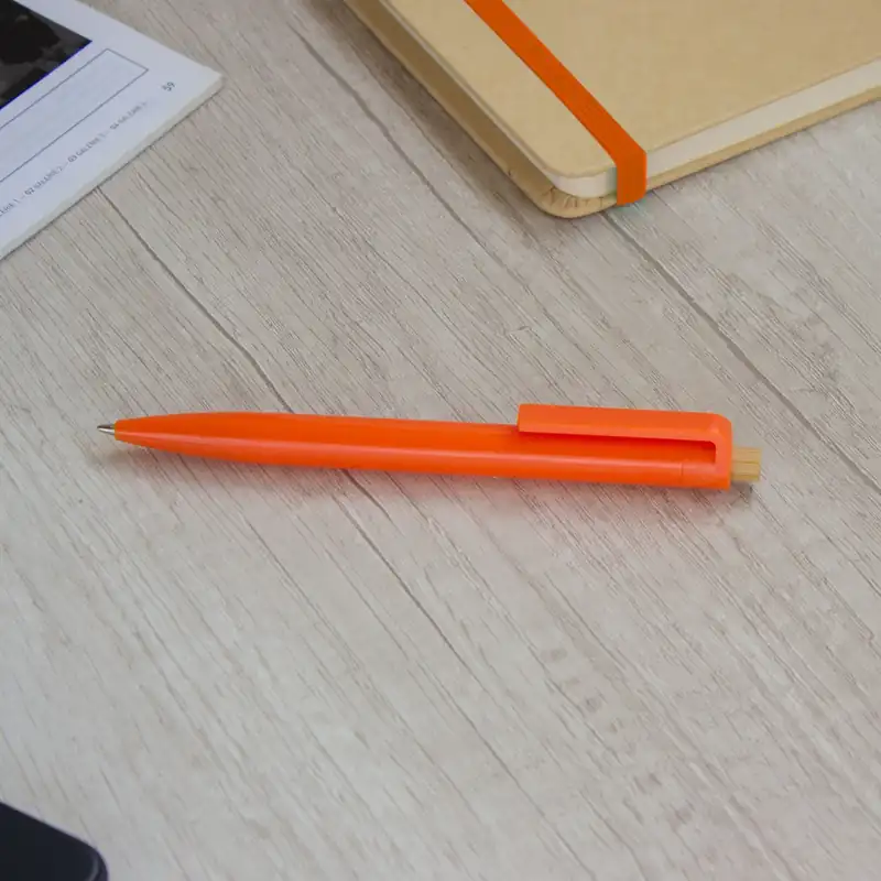 Bolígrafo de plástico reciclado con pulsador de bambú para personalizar con logo (4)