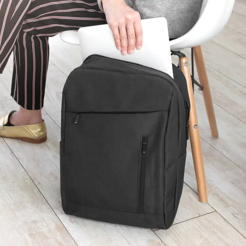Mochila porta notebook 15" negra con bolsillo vertical para personalizar con logo (2)