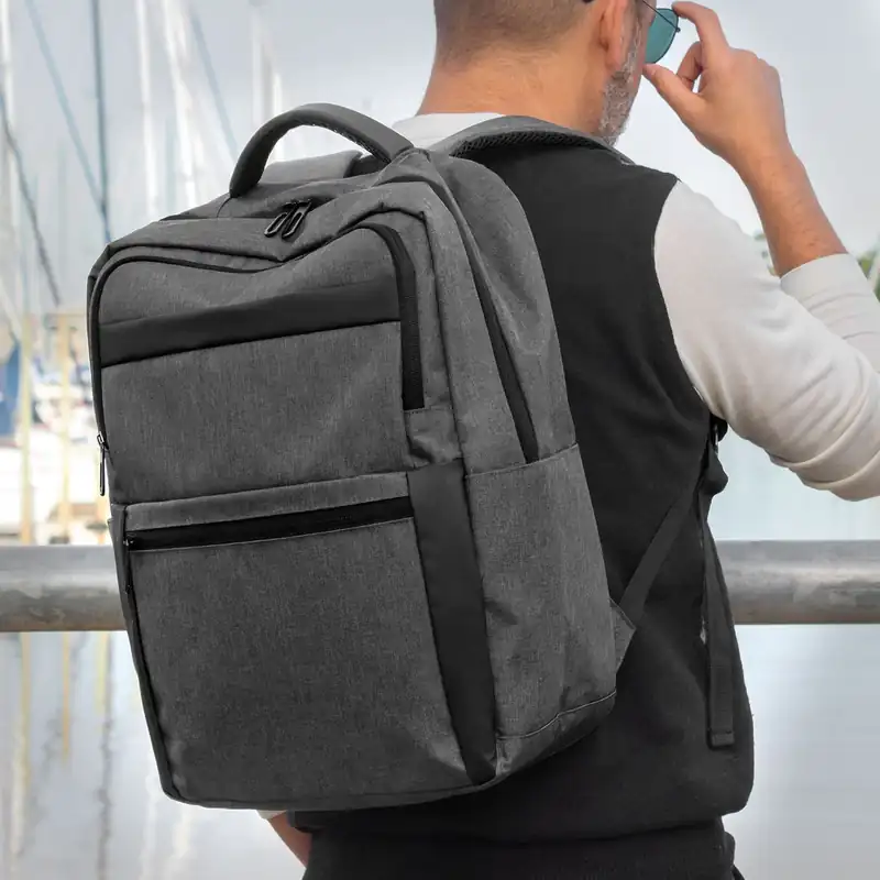 Mochila porta notebook 17" con respaldo ventilado para personalizar con logo (3)