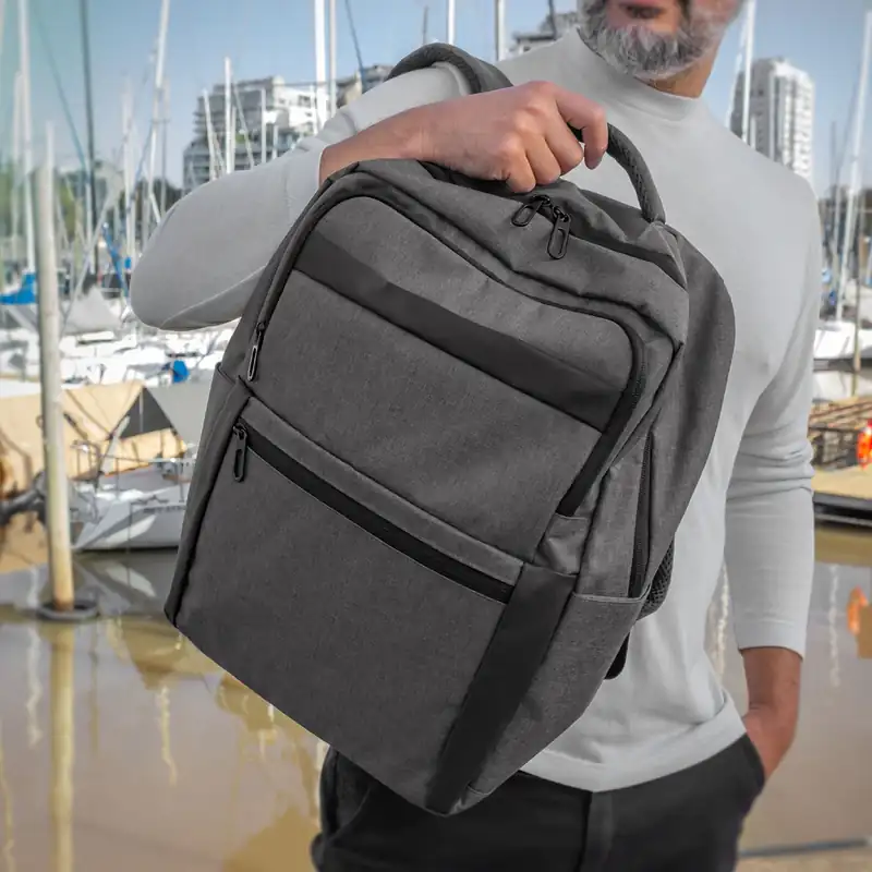 Mochila porta notebook 17" con respaldo ventilado para personalizar con logo (4)