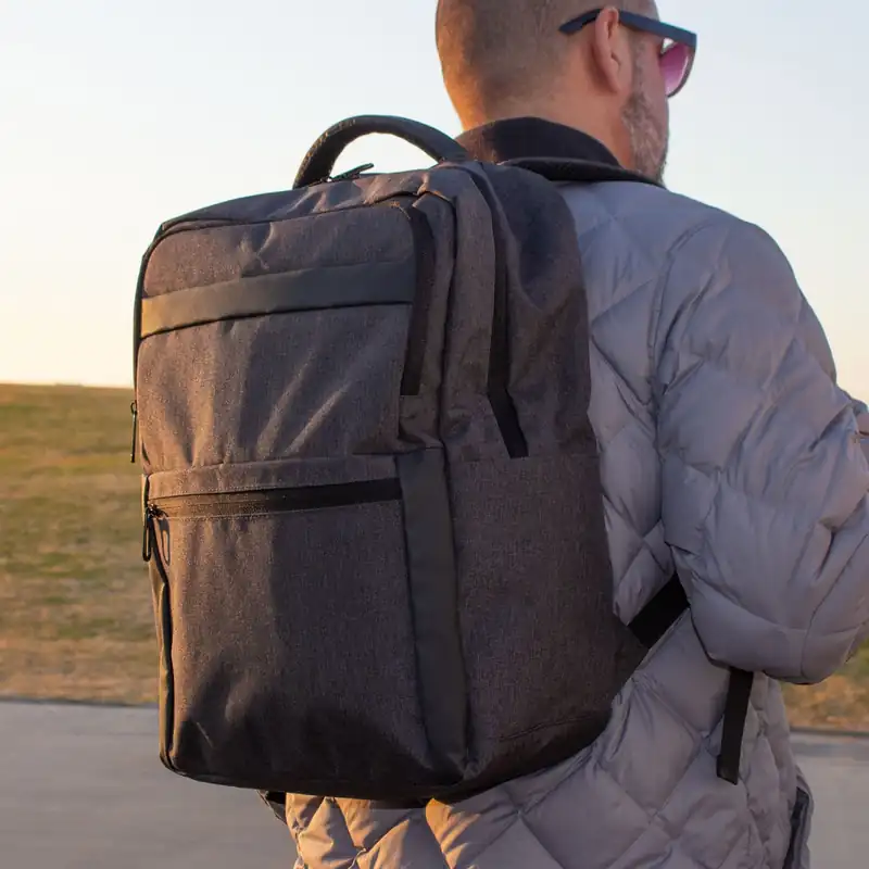 Mochila porta notebook 17" con respaldo ventilado para personalizar con logo (5)