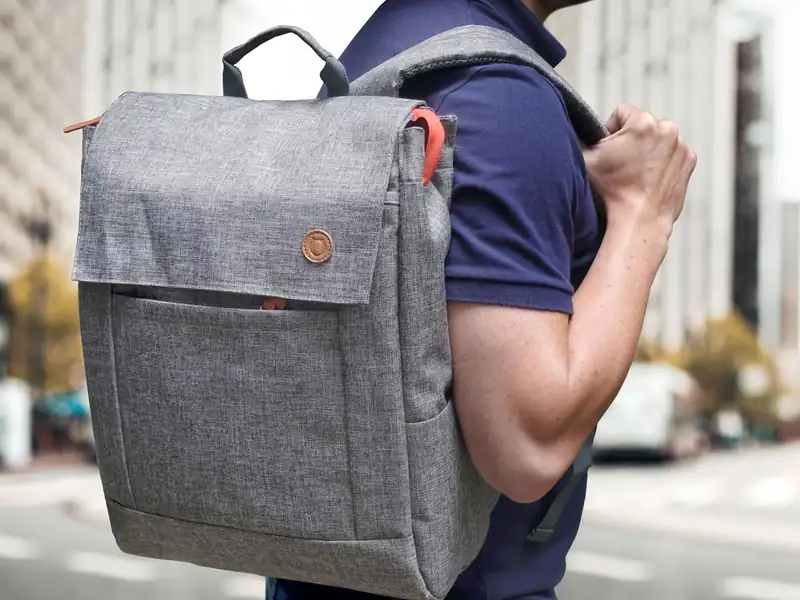 Mochila urbana porta notebook 15" con solapa imantada para personalizar con logo (5)